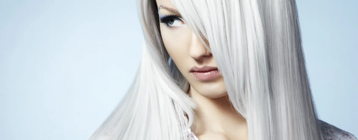 Une femme avec les cheveux blancs