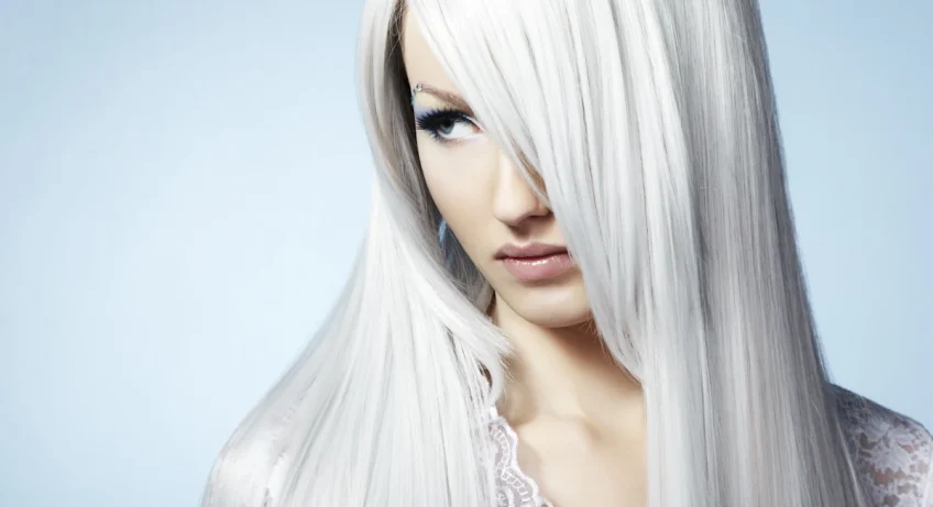Une femme avec les cheveux blancs