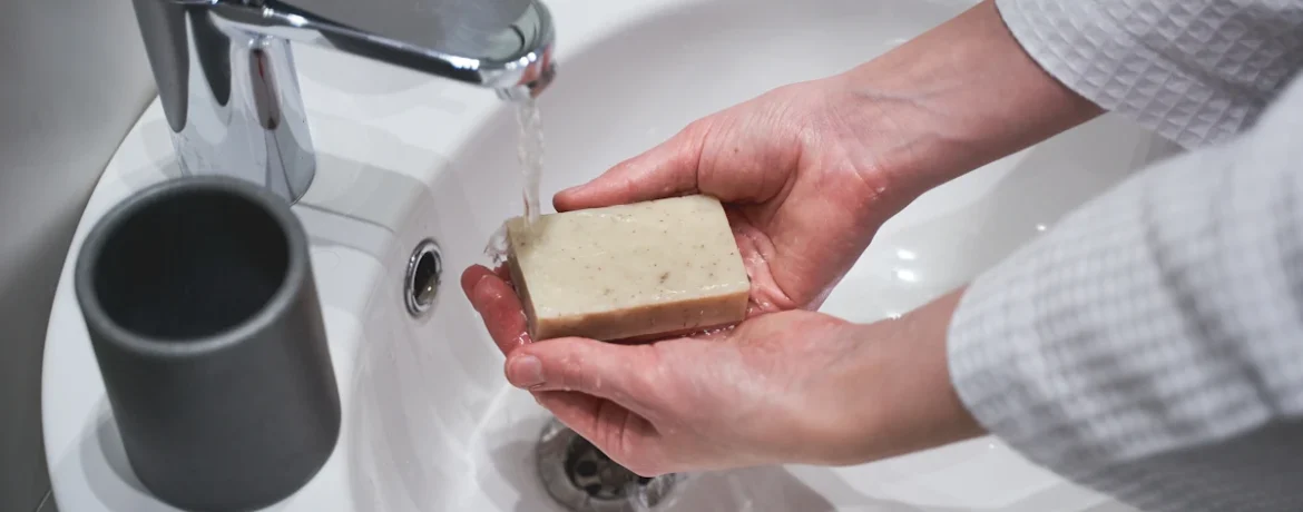 Une personne qui se lave la main avec un savon