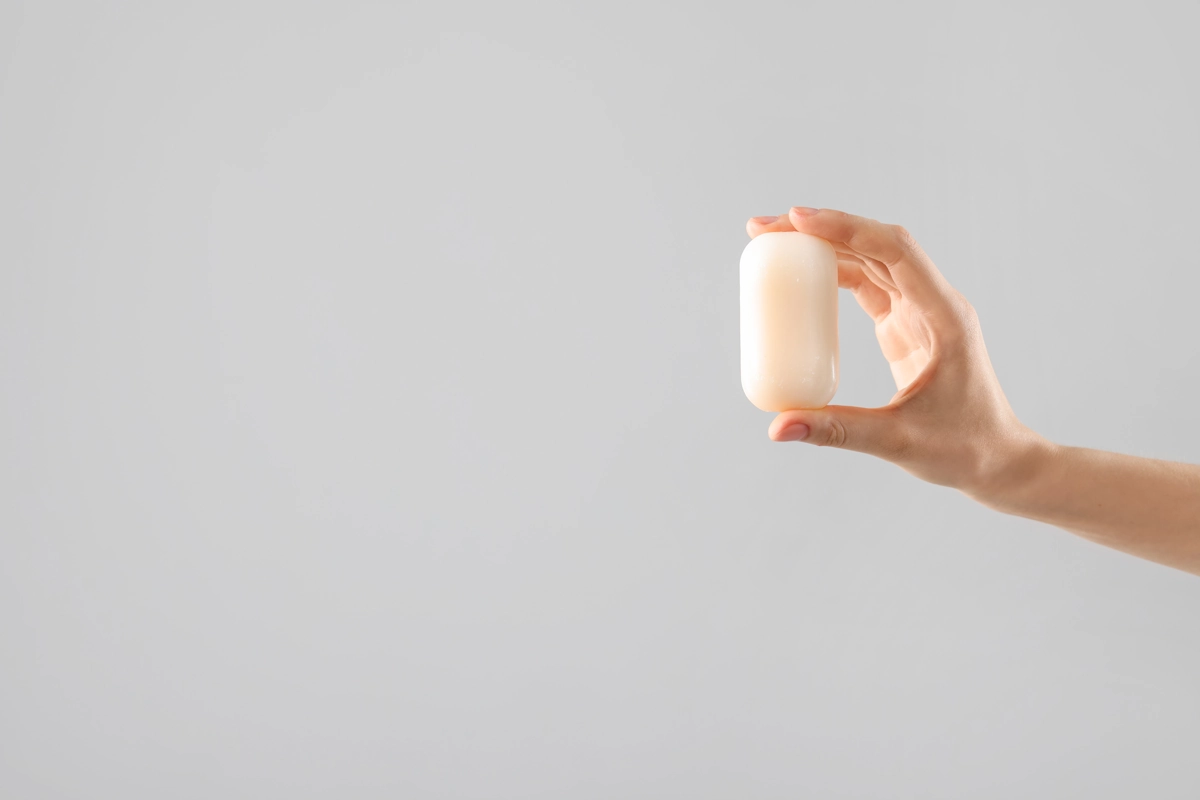 Une main qui tient un savon