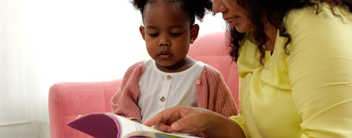 Une femme qui apprend à son enfant à lire