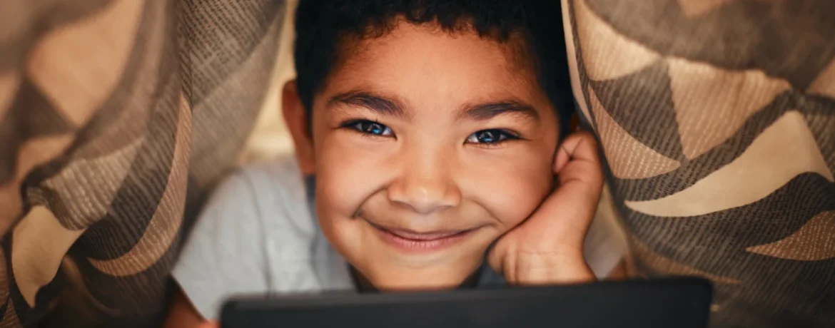 un petit garçon de 7 ans devant un écran