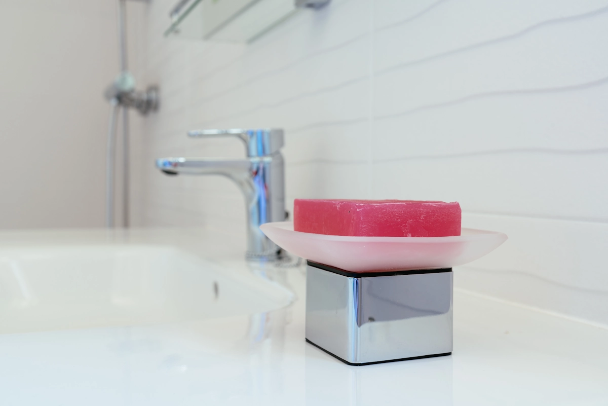 Un savon sur un porte savon en hauteur 