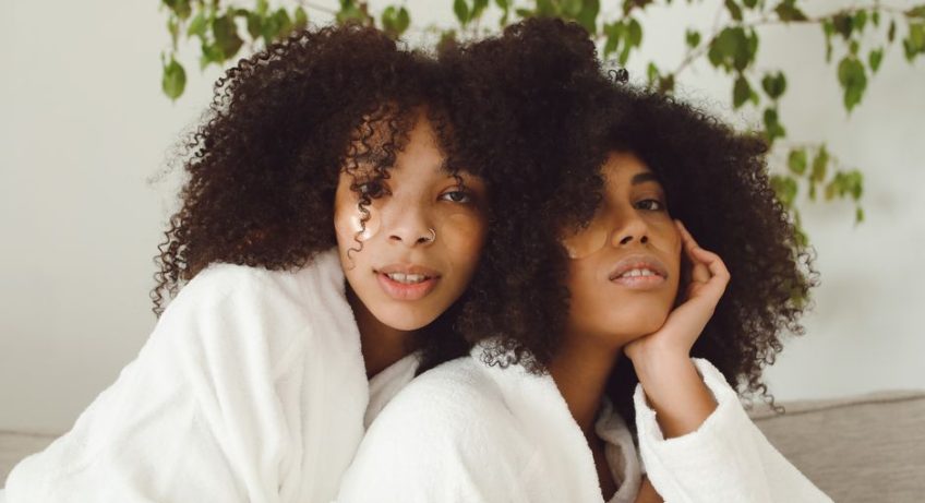 Comment entretenir des cheveux bouclés sans silicone ni sulfate ?