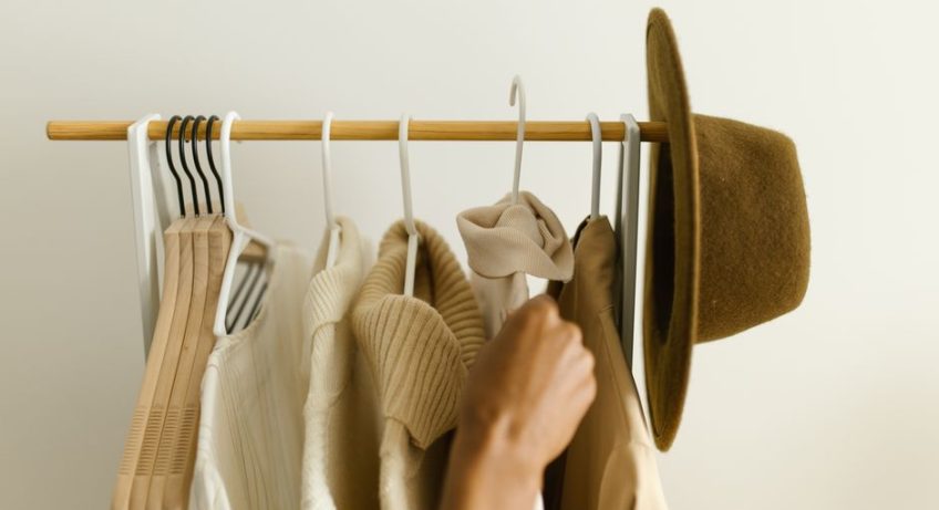 Garde-robe capsule : par où commencer quand on croule sous les vêtements ?