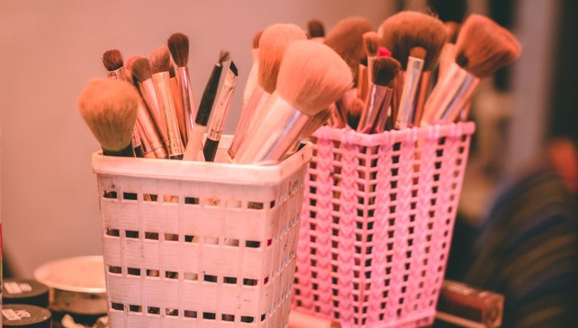 Se maquiller uniquement avec des produits naturels : est-ce tenable au quotidien ?